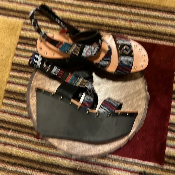 Brand new Joe’s Aztec print fabric wedge sandal. Never been worn Velcro latch. 9 - Picture 3 of 4